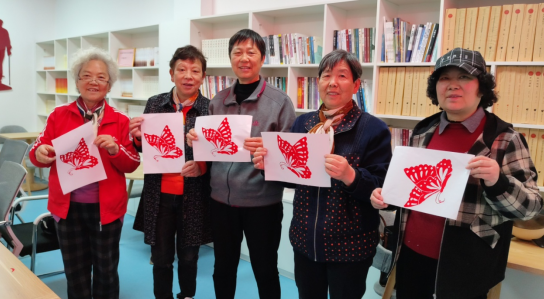 纬二路街道：“老有所学”剪纸相伴