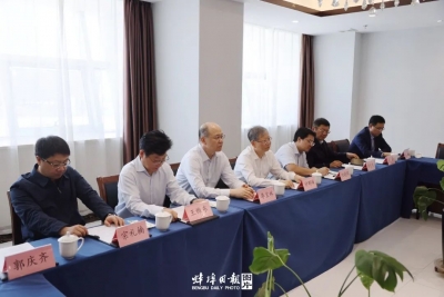 黄晓武与国家开发投资集团有限公司党组书记、董事长付刚峰举行工作会谈