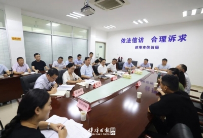 黄晓武在市群众来访接待中心接待信访群众