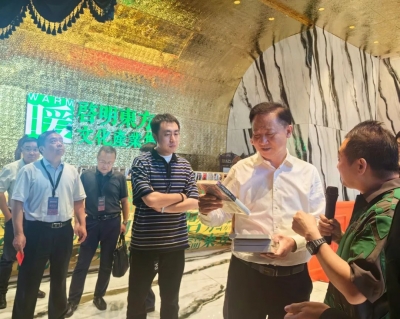 市委书记黄晓武考察启明东方暖文化产业集群