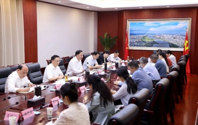 黄晓武主持召开市思政课教师座谈会