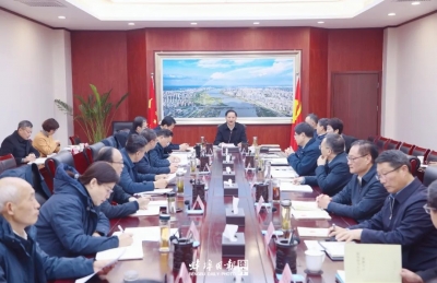 市委书记黄晓武主持召开市委理论学习中心组学习会