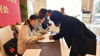 市十七届人大四次会议代表今天报到