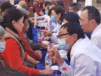 专家义诊暖民心