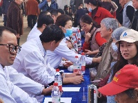专家义诊暖民心