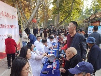 专家义诊暖民心