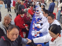 专家义诊暖民心
